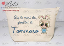 Carica l&#39;immagine nel visualizzatore di Gallery, torta di pannolini pampers pochette bustina borsetta organizer personalizzata lula creazioni idea regalo nascita battesimo baby shower utile originale particolare maschio femmina bimbo bimba bambino bambina economica shop online spedizioni italia ancona roma milano torino coniglietto giù le mani dai giochi
