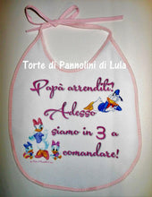 Carica l&#39;immagine nel visualizzatore di Gallery, Torta di Pannolini PACCO REGALO  -  Bavaglino personalizzato nome dedica Lula Creazioni Paperino paperina idea regalo gravidanza nascita battesimo baby shower neonato bella utile originale shop online spedizioni italia ancona
