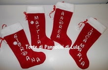 Carica l&#39;immagine nel visualizzatore di Gallery, Calza Natale personalizzata con nome dedica rosso famiglia Epifania befana idea regalo bimbo bimba bambina bambino Lula Creazioni
