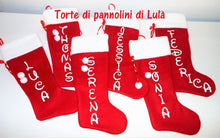 Carica l&#39;immagine nel visualizzatore di Gallery, Calza Natale personalizzata con nome dedica rosso famiglia Epifania befana idea regalo bimbo bimba bambina bambino Lula Creazioni
