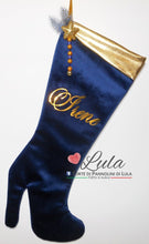 Carica l&#39;immagine nel visualizzatore di Gallery, Calza befana Natale epifania Lula Creazioni stivale tacco perle velluto blu oro nome personalizzato peluche idea regalo natalizia lei ragazza donna moda mamma nonna
