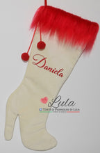 Carica l&#39;immagine nel visualizzatore di Gallery, Calza befana Natale epifania Lula Creazioni stivale tacco pon pon velluto panna rosso nome personalizzato peluche idea regalo natalizia lei ragazza donna moda mamma nonna
