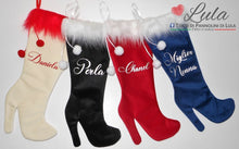 Carica l&#39;immagine nel visualizzatore di Gallery, Calza befana Natale epifania Lula Creazioni stivale tacco pon pon velluto rosso blu nero panna nome personalizzato peluche idea regalo natalizia lei ragazza donna moda mamma nonna
