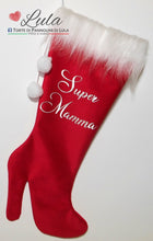 Carica l&#39;immagine nel visualizzatore di Gallery, Calza befana Natale epifania Lula Creazioni stivale tacco pon pon velluto rosso nome personalizzato peluche idea regalo natalizia lei ragazza donna moda mamma nonna
