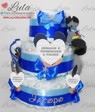 Carica l&#39;immagine nel visualizzatore di Gallery, Torta di pannolini + Regalini TOPOLINO / MINNIE - Torte di Pannolini di Lula Minnie Topolino Pampers personalizzabile fucsia celeste azzurra maschio femmina rosa verde idea regalo gravidanza nascita battesimo baby shower neonato bella utile originale shop online spedizioni italia ancona personalizzabile calzini bavaglino personalizzato nome prodotti igiene biberon ciuccio
