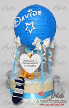 Carica l&#39;immagine nel visualizzatore di Gallery, Torte di pannolini di Lula Creazioni - Mongolfiera personalizzabile Re leone Simba azzurra maschio gravidanza pampers utile bella originale bavaglino shop online spedizioni italia ancona idea regalo baby shower nascita battesimo neonato
