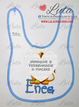 Carica l&#39;immagine nel visualizzatore di Gallery, Torta di pannolini CULLA carrozzina + Bavaglino personalizzato nome dedica - Torte di Pannolini di Lula idea regalo bella utile originale pampers gravidanza nascita baby shower battesimo maschio femmina azzurro celeste rosa blu fucsia. shop online spedizioni italia ancona
