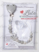 Carica l&#39;immagine nel visualizzatore di Gallery, Torte di pannolini Lula Creazioni catenella portaciuccio silicone cane cucciolo maschio femmina cuore grigio bianco perla neonato bebè bimbo bambino shop online italia ancona idea regalo nascita baby shower battesimo
