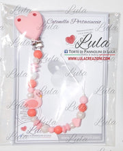 Carica l&#39;immagine nel visualizzatore di Gallery, Torte di pannolini Lula Creazioni catenella portaciuccio silicone femmina rosa fucsia bianco perla cuore cigno shop online italia ancona idea regalo nascita baby shower battesimo
