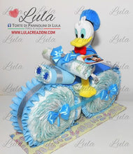 Carica l&#39;immagine nel visualizzatore di Gallery, Torte di Pannolini di Lula Creazioni - MOTO grande + Paperino - azzurro maschio Torte di pannolini di Lula Creazioni Moto peluche personalizzabile fucsia celeste azzurra maschio femmina rosa idea regalo gravidanza nascita battesimo baby shower neonato bella utile originale shop online spedizioni italia ancona
