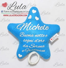 Carica l&#39;immagine nel visualizzatore di Gallery, Torte di Pannolini di Lula Creazioni - Carillon personalizzato nome dedica bimbo bambino azzurro si illumina al buio fluo fatto a mano. Stella maschio azzurra celeste blu shop online spedizioni italia roma milano torino bolzano trento ancona
