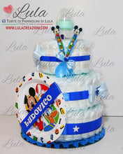 Carica l&#39;immagine nel visualizzatore di Gallery, torta di pannolini Lula Creazioni pampers idea regalo utile originale bella gravidanza baby shower nascita battesimo topolino set pappa piatto azzurro maschio shop online spedizioni italia ancona
