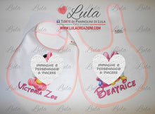 Carica l&#39;immagine nel visualizzatore di Gallery, Torta di pannolini PACCO REGALO + Bavaglino personalizzato - Lula Creazioni- fiocco rosa femmina Minnie + bavaglino personalizzato idea regalo gravidanza nascita battesimo baby shower neonato bella utile originale shop online spedizioni italia ancona
