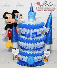 Carica l&#39;immagine nel visualizzatore di Gallery, Torta di pannolini Pampers Lula Creazioni con peluche Topolino castello grande principe idea regalo nascita battesimo baby shower maschio azzurro blu shop online spedizioni italia ancona
