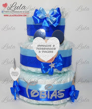 Carica l&#39;immagine nel visualizzatore di Gallery, Torta di pannolini CARTOONS a 3 Piani - Torte di Pannolini di Lula Minnie Topolino Pampers personalizzabile fucsia celeste azzurra maschio femmina rosa verde idea regalo gravidanza nascita battesimo baby shower neonato bella utile originale shop online spedizioni italia ancona personalizzabile topolino
