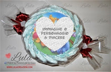 Carica l&#39;immagine nel visualizzatore di Gallery, torta di pannolini pampers lula creazioni personalizzata nome bebè idea regalo utile originale particolare economica nascita battesimo baby shower shop online spedizioni italia ancona milano torino caramella rosso gemelli unisex femmina maschio bimbo bimba winnie the pooh
