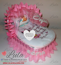 Carica l&#39;immagine nel visualizzatore di Gallery, Torta di pannolini CULLA + Bavaglino personalizzato piedino nome - Torte di Pannolini di Lula creazioni idea regalo bella utile originale nascita battesimo baby shower gravidanza pampers shop online spedizioni italia ancona femmina rosa
