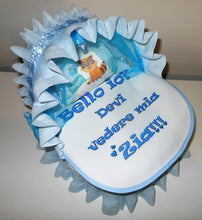 Carica l&#39;immagine nel visualizzatore di Gallery, Torta di pannolini CULLA carrozzina + Bavaglino personalizzato nome dedica - Torte di Pannolini di Lula idea regalo bella utile originale pampers gravidanza nascita baby shower battesimo maschio femmina azzurro celeste rosa blu fucsia. shop online spedizioni italia ancona bello io vedere zia nonna
