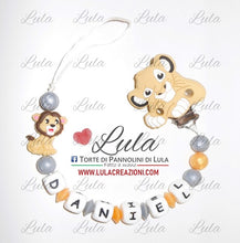 Carica l&#39;immagine nel visualizzatore di Gallery, catenella portaciuccio simba re leone kion celeste azzurro personalizzata nome bimbo maschio azzurro celeste idea regalo utile particolare baby shower nascita battesimo spedizioni italia ancona milano napoli venezia shop online
