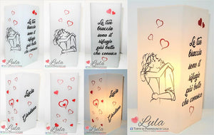 lampada da tavolo in vetro personalizzata nomi abbraccio bacio innamorati romantica idea regalo natale san valentino anniversario ragazza fidanzata dedica lei donna cuori originale utile bella