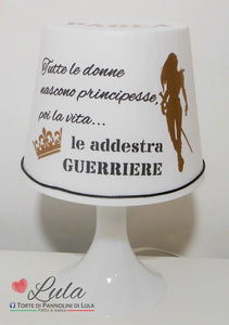 Lampada da tavolo personalizzata nome donne principesse vita addestra guerriere idea regalo festa della donna amica ragazza natale utile originale compleanno lei spedizioni shop online italia ancona