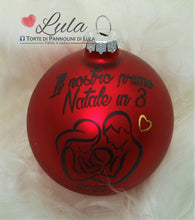 Carica l&#39;immagine nel visualizzatore di Gallery, pallina di natale decorazione personalizzata primo Natale immagine famiglia abbraccio bambino papà mamma romantica cuore amore nome Lula Creazioni idea regalo Natale lei lui maschio femmina ragazza economica italia ancona
