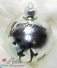 Carica l&#39;immagine nel visualizzatore di Gallery, palline di natale decorazioni personalizzate immagine il nostro primo natale insieme bacio romantica love cuore amore nome Lula Creazioni idea regalo Natale lei lui maschio femmina ragazza love bacio romantica
