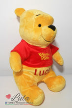 Carica l&#39;immagine nel visualizzatore di Gallery, Peluche Winnie the Pooh grande 43 40 45 cm personalizzato nome idea regalo originale bimbo bambino maschio compleanno Lula Creazioni shop online Italia Ancona
