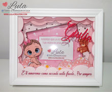 Carica l&#39;immagine nel visualizzatore di Gallery, cornice quadro quadretto nascita 3d personalizzato nome dedica foto portafoto rosa femmina maschio shadow box idea regalo gravidanza neo mamma baby shower nascita neonato battesimo utile originale bello shop online spedizioni Italia Lula Creazioni
