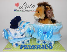 Carica l&#39;immagine nel visualizzatore di Gallery, Torta di pannolini TRENINO con 1 vagone. Pampers Baby Dry confezionati per la massima igiene. Idea regalo personalizzabile con nome, bella, utile e originale per nascita, battesimo, baby shower, party premaman. Shop online, spedizioni in tutta Italia. Lula Creazioni Ancona prodotti igiene bagno
