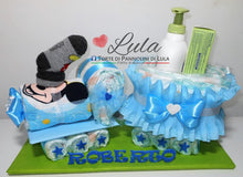 Carica l&#39;immagine nel visualizzatore di Gallery, Torta di pannolini TRENINO con 1 vagone. Pampers Baby Dry confezionati per la massima igiene. Idea regalo personalizzabile con nome, bella, utile e originale per nascita, battesimo, baby shower, party premaman. Shop online, spedizioni in tutta Italia. Lula Creazioni Ancona prodotti igiene bagno
