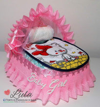 Carica l&#39;immagine nel visualizzatore di Gallery, Torta di pannolini CULLA carrozzina bavaglino rosa femmina Lula Creazioni idea regalo bella utile originale nascita battesimo baby shower gravidanza shop online spedizioni italia ancona
