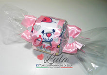 Carica l&#39;immagine nel visualizzatore di Gallery, Torte di pannolini di Lula Creazioni Pampers Idea regalo nascita battesimo nascita baby shower futura mamma caramella  femmina rosa bavaglino shop online spedizioni italia ancona
