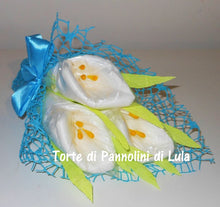 Carica l&#39;immagine nel visualizzatore di Gallery, Torta di Pannolini di Lula Creazioni - bouquet fiori calle idea regalo nascita pampers battesimo baby shower bavaglino maschio azzurro bella utile originale shop online spedizioni italia ancona
