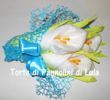 Carica l&#39;immagine nel visualizzatore di Gallery, Torta di Pannolini di Lula Creazioni - bouquet fiori calle idea regalo nascita pampers battesimo baby shower bavaglino maschio azzurro bella utile originale shop online spedizioni italia ancona
