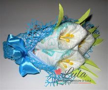 Carica l&#39;immagine nel visualizzatore di Gallery, Torta di Pannolini di Lula Creazioni - bouquet fiori calle idea regalo nascita pampers battesimo baby shower bavaglino maschio azzurro bella utile originale shop online spedizioni italia ancona
