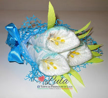 Carica l&#39;immagine nel visualizzatore di Gallery, Torta di Pannolini di Lula Creazioni - bouquet fiori calle idea regalo nascita pampers battesimo baby shower bavaglino maschio azzurro bella utile originale shop online spedizioni italia ancona
