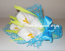 Carica l&#39;immagine nel visualizzatore di Gallery, Torta di Pannolini di Lula Creazioni - bouquet fiori calle idea regalo nascita pampers battesimo baby shower bavaglino maschio azzurro bella utile originale shop online spedizioni italia ancona
