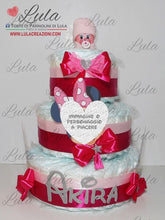 Carica l&#39;immagine nel visualizzatore di Gallery, Torta di pannolini CARTOONS a 3 Piani - Torte di Pannolini di Lula Minnie Topolino Pampers personalizzabile fucsia celeste azzurra maschio femmina rosa verde idea regalo gravidanza nascita battesimo baby shower neonato bella utile originale shop online spedizioni italia ancona personalizzabile Minnie
