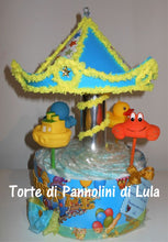 Carica l&#39;immagine nel visualizzatore di Gallery, Torta di pannolini Lula Creazioni Giostra Pampers idea regalo nascita battesimo baby shower maschio femmina gravidanza pampers utile bella originale bavaglino shop online spedizioni italia ancona
