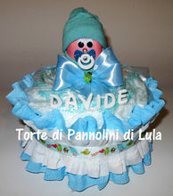 Carica l&#39;immagine nel visualizzatore di Gallery, Torta di pannolini Lula Creazioni composizione Pampers tortina con bebè azzurro maschio idea regalo nascita battesimo baby shower utile originale idea regalo gravidanza nascita battesimo baby shower neonato bella utile originale shop online spedizioni italia ancona
