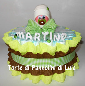 Torta di pannolini Lula Creazioni composizione Pampers tortina con bebè maschio unisex verde idea regalo nascita battesimo baby shower utile originale idea regalo gravidanza nascita battesimo baby shower neonato bella utile originale shop online spedizioni italia ancona