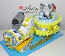 Carica l&#39;immagine nel visualizzatore di Gallery, Torta di pannolini Pampers Treno Lula Creazioni peluche trenino giallo azzurro maschio idea regalo nascita battesimo baby shower originale utile gravidanza neonato bella shop online spedizioni italia ancona
