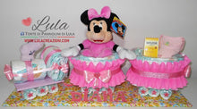 Carica l&#39;immagine nel visualizzatore di Gallery, Torta di pannolini di Lula Creazioni treno trenino peluche Minnie Topolino Pampers personalizzabile fucsia celeste azzurra maschio femmina rosa verde idea regalo gravidanza nascita battesimo baby shower neonato bella utile originale shop online spedizioni italia ancona personalizzabile
