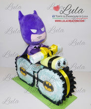 Carica l&#39;immagine nel visualizzatore di Gallery, Torta di pannolini pampers Lula Creazioni moto peluche batman personalizzato nome bambino maschio. Idea regalo per nascita, battesimo o baby shower. Spedizioni italia Ancona Milano Bergamo Roma
