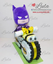 Carica l&#39;immagine nel visualizzatore di Gallery, Torta di pannolini pampers Lula Creazioni moto peluche batman personalizzato nome bambino maschio. Idea regalo per nascita, battesimo o baby shower. Spedizioni italia Ancona Milano Bergamo Roma
