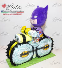 Carica l&#39;immagine nel visualizzatore di Gallery, Torta di pannolini pampers Lula Creazioni moto peluche batman personalizzato nome bambino maschio. Idea regalo per nascita, battesimo o baby shower. Spedizioni italia Ancona Milano Bergamo Roma
