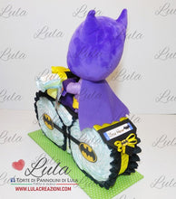 Carica l&#39;immagine nel visualizzatore di Gallery, Torta di pannolini pampers Lula Creazioni moto peluche batman personalizzato nome bambino maschio. Idea regalo per nascita, battesimo o baby shower. Spedizioni italia Ancona Milano Bergamo Roma
