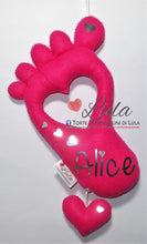 Carica l&#39;immagine nel visualizzatore di Gallery, Torte di Pannolini di Lula Creazioni - Carillon personalizzabile nome dedica- hand made - Piede impronta neonato femmina rosa fucsia
