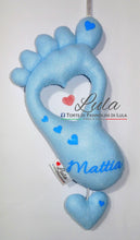 Carica l&#39;immagine nel visualizzatore di Gallery, Torte di Pannolini di Lula Creazioni - Carillon personalizzabile nome dedica- hand made - Piede impronta neonato maschio azzurro celeste
